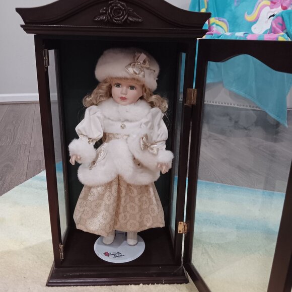 1999 Camellia Garden Collection 16" Porcelain Doll in Wood and Glass Case - Picture 6 of 8